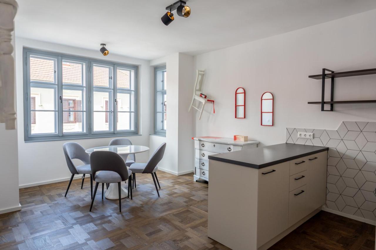 On 6 Rust Apartment Luaran gambar