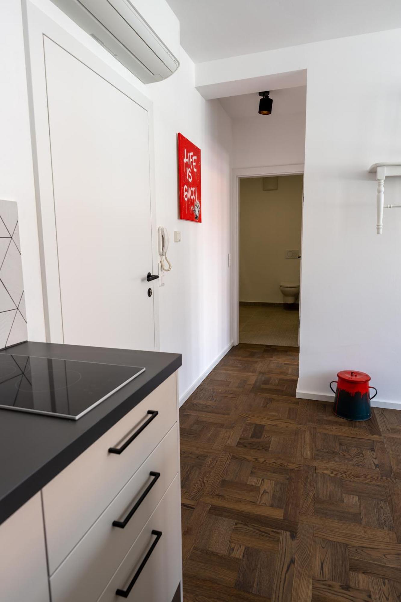 On 6 Rust Apartment Bilik gambar